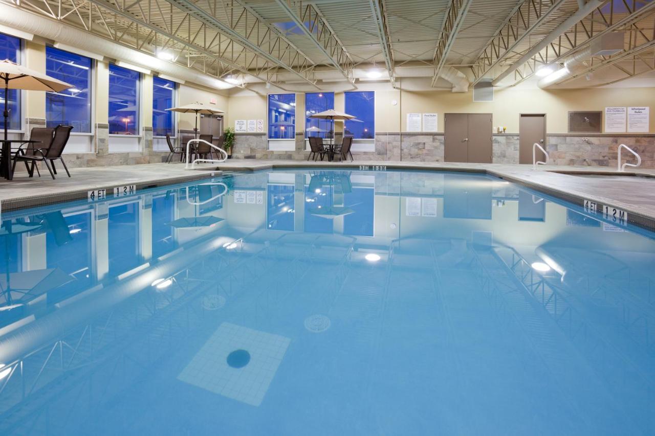 Отель Doubletree By Hilton Pointe Claire Montreal Airport West Экстерьер фото