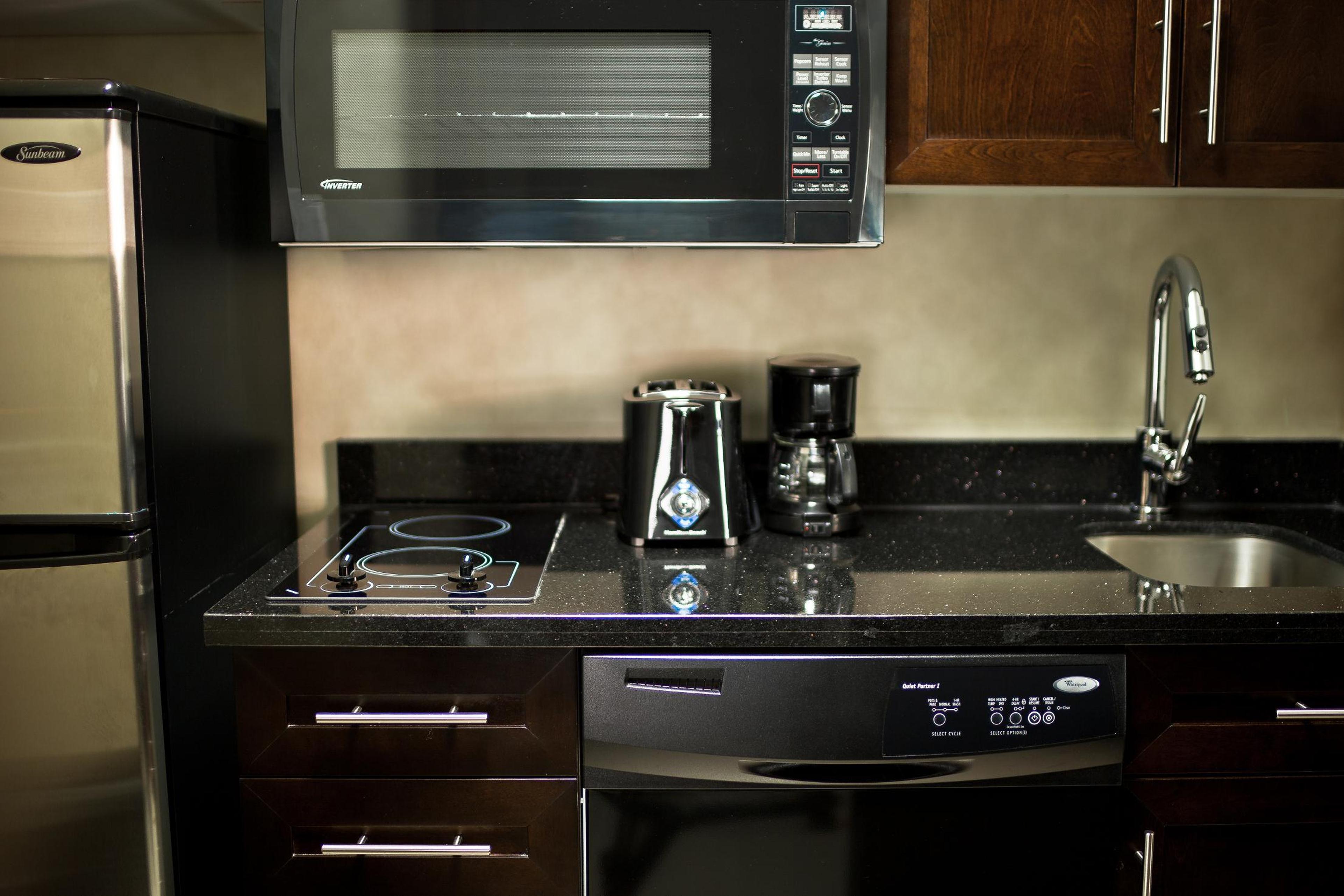 Отель Doubletree By Hilton Pointe Claire Montreal Airport West Экстерьер фото