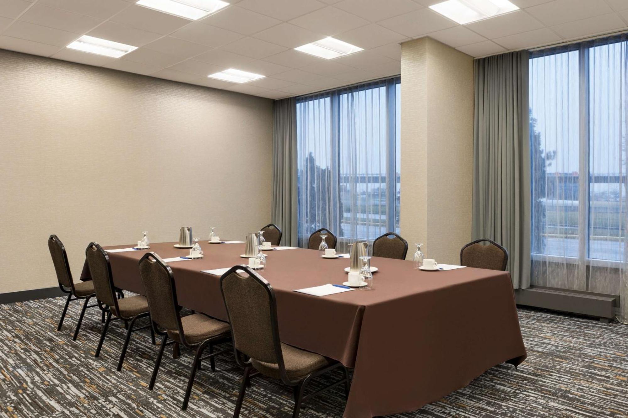 Отель Doubletree By Hilton Pointe Claire Montreal Airport West Экстерьер фото