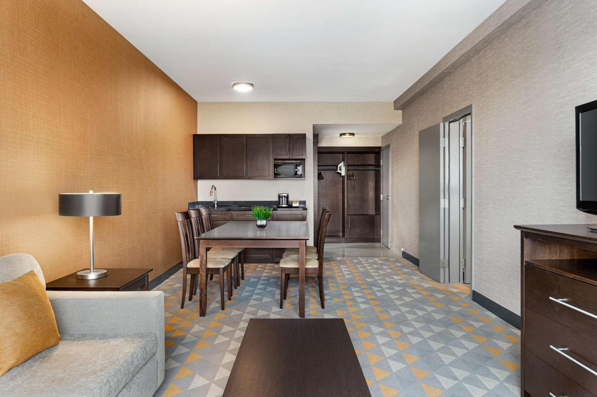 Отель Doubletree By Hilton Pointe Claire Montreal Airport West Экстерьер фото