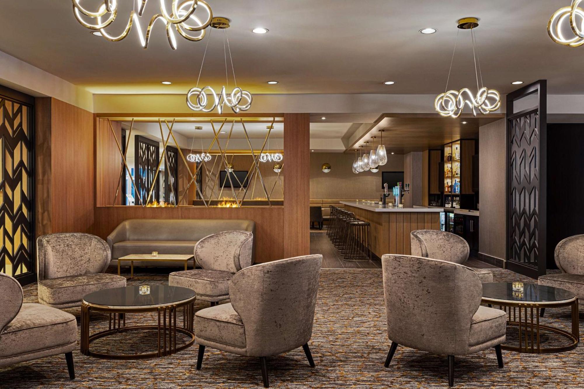 Отель Doubletree By Hilton Pointe Claire Montreal Airport West Экстерьер фото