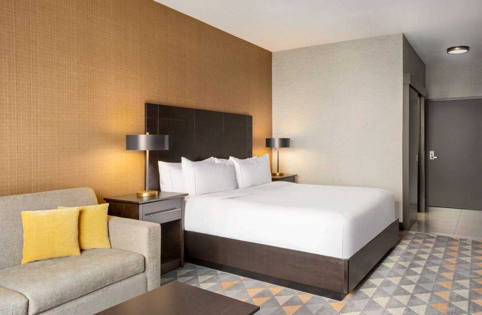 Отель Doubletree By Hilton Pointe Claire Montreal Airport West Экстерьер фото
