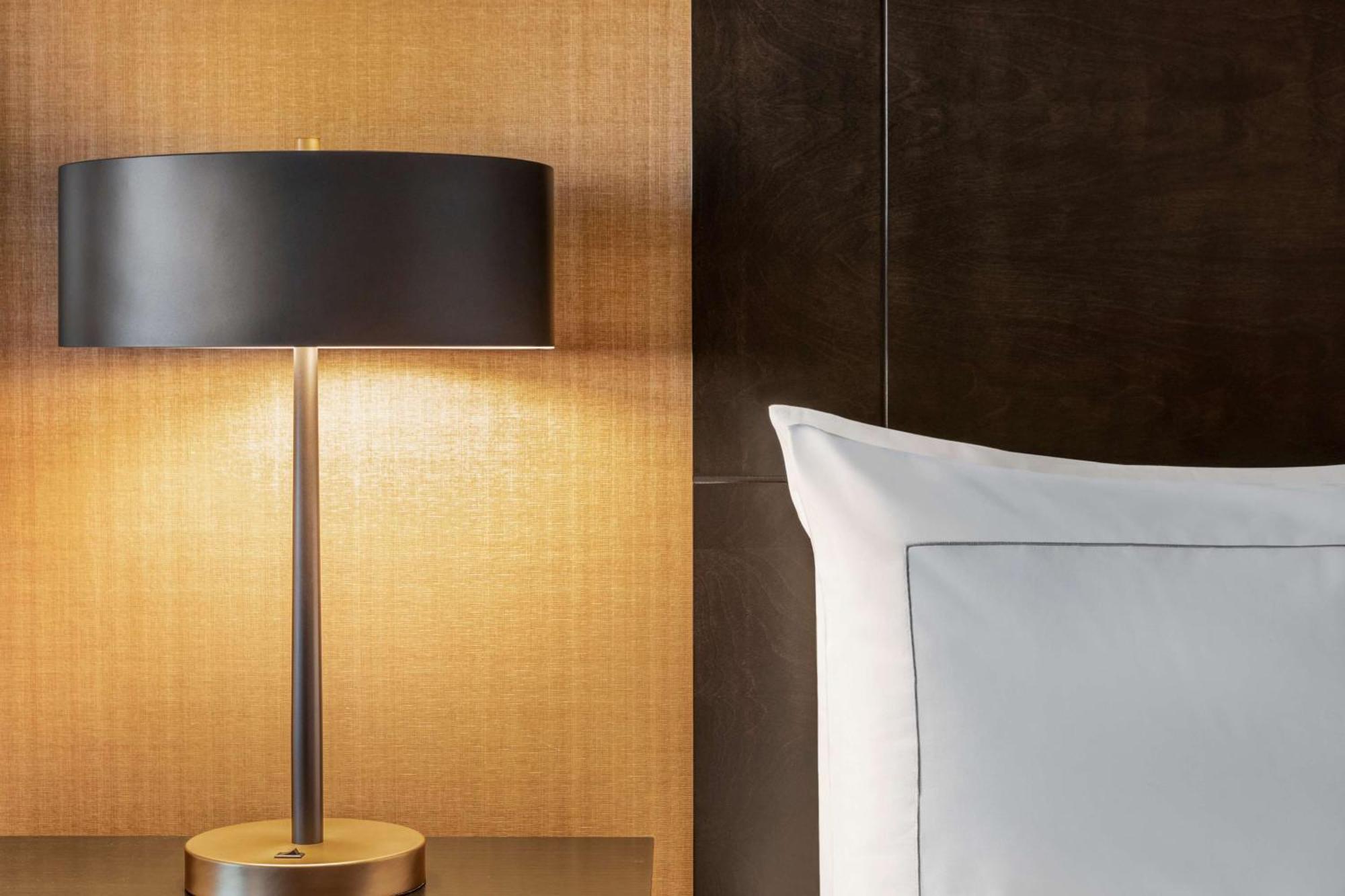 Отель Doubletree By Hilton Pointe Claire Montreal Airport West Экстерьер фото