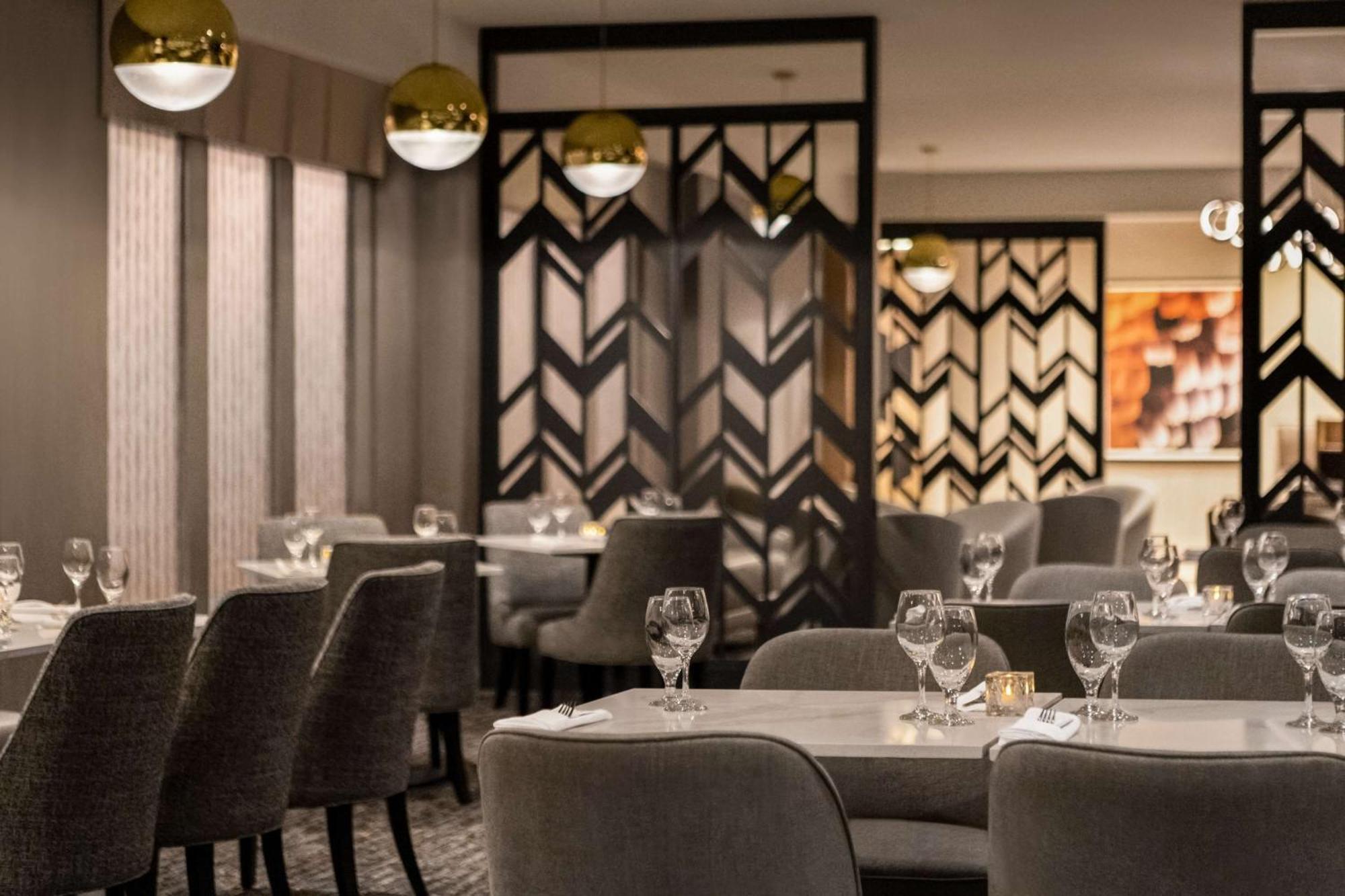 Отель Doubletree By Hilton Pointe Claire Montreal Airport West Экстерьер фото